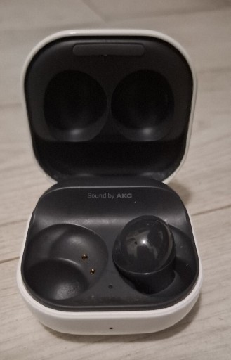 Zdjęcie oferty: Galaxy buds 2 opakowanie i ładowarka jedna słuchawka 