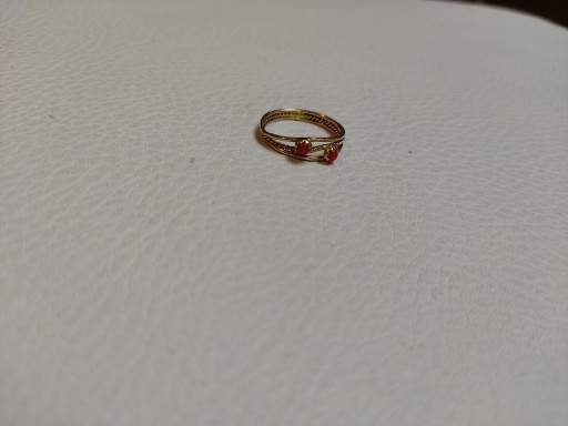 Zdjęcie oferty: Złoty pierścionek z czerwonymi ozdobami