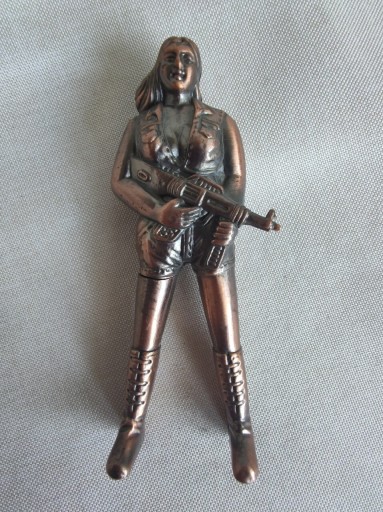Zdjęcie oferty: Zapalniczka kolekcjonerska kobieta z bronią . 