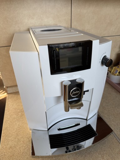 Zdjęcie oferty: Ekspres ciśnieniowy JURA E6 na gwarancji z pojemnikiem szklanym na mleko