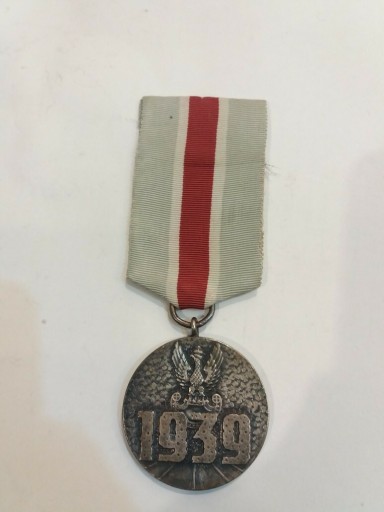 Zdjęcie oferty: Medal "Za udział w wojnie obronnej 1939", PRL