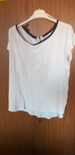 Zdjęcie oferty: Bluzka biała z czarna lamówką i zamkiem z tyłu