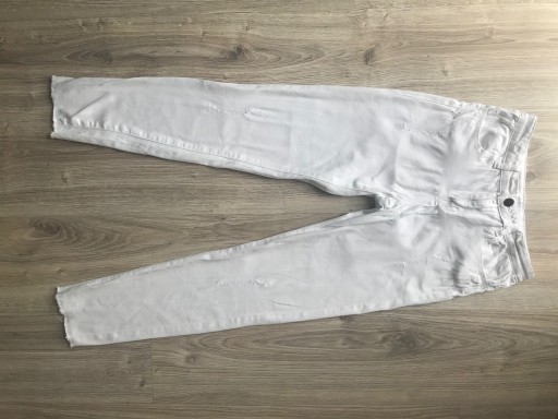 Zdjęcie oferty: Białe jeansy z przetarciami