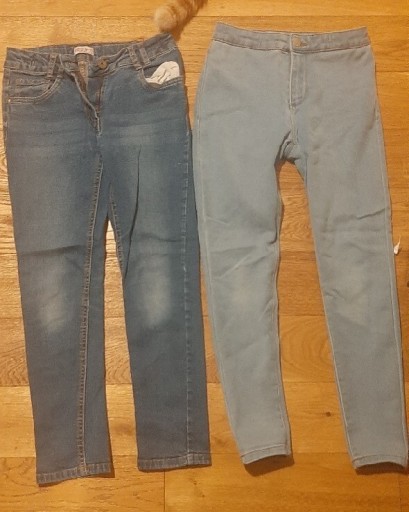 Zdjęcie oferty: Spodnie jeansowe dla dziewczynki rozm. 146 
