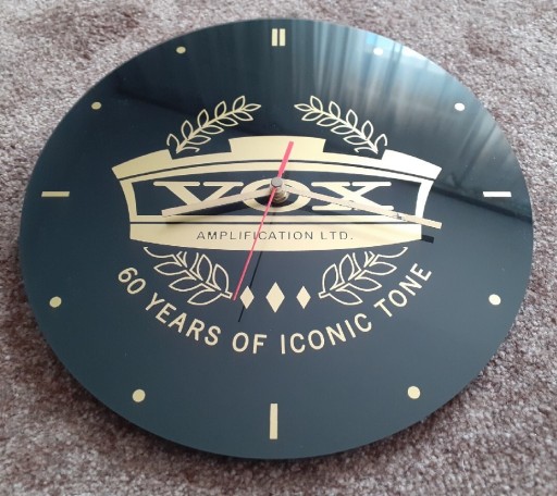 Zdjęcie oferty: Okrągły zegar scienny VOX AMPLIFICATION jubileusz