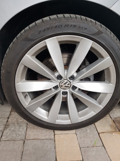 Zdjęcie oferty: Felgi aluminiowe z oponami R19 do VW -letnie