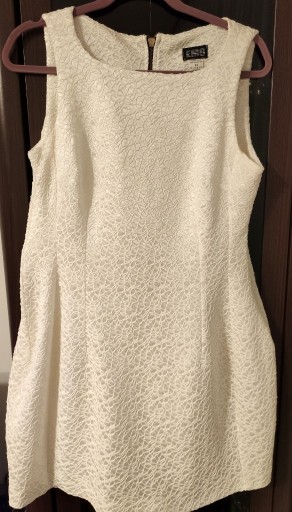 Zdjęcie oferty: Biała, elegancka sukienka w delikatny wzór
