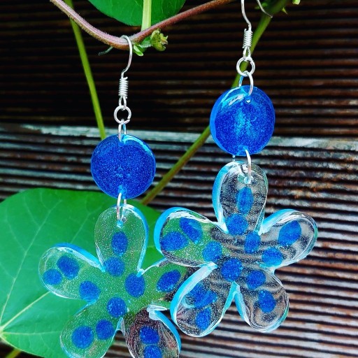 Zdjęcie oferty: Kolczyki kwiaty w niebieskie kropki, żywica