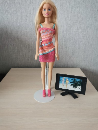 Zdjęcie oferty: Lalka Barbie z telewizorkiem