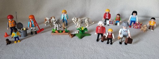 Zdjęcie oferty: Playmobil - 12 ludzików, 8 figurek zwierząt