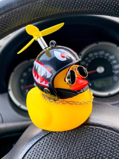 Zdjęcie oferty: Kaczuszka gumowa w kasku do samochodu