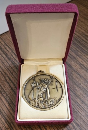 Zdjęcie oferty: Stary medal w golfa nagroda w pudełku golf