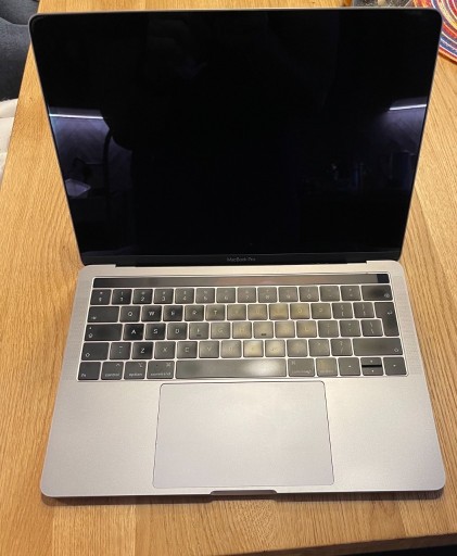 Zdjęcie oferty: APPLE MacBook Pro 13.3" 8 GBRAM Intel i5 Touch Bar