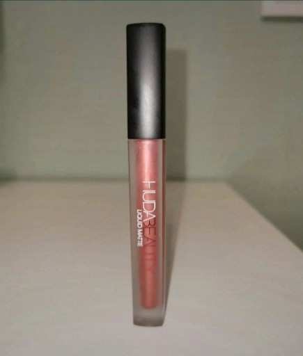 Zdjęcie oferty: Huda Beauty Matowa Pomadka Sociallite