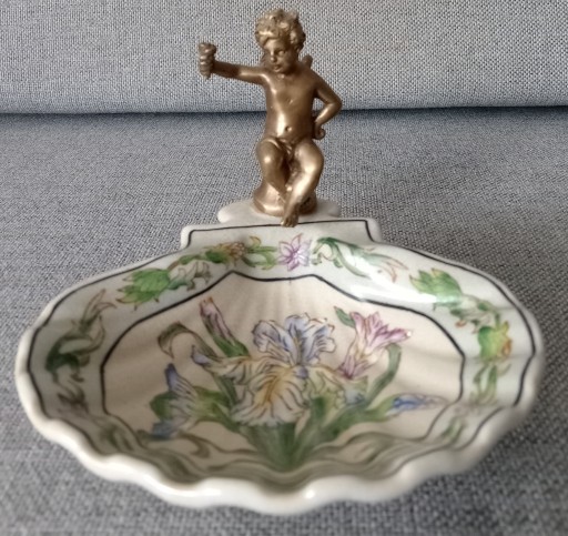 Zdjęcie oferty: Stara porcelanowa mydelniczka z aniołkiem z brązu