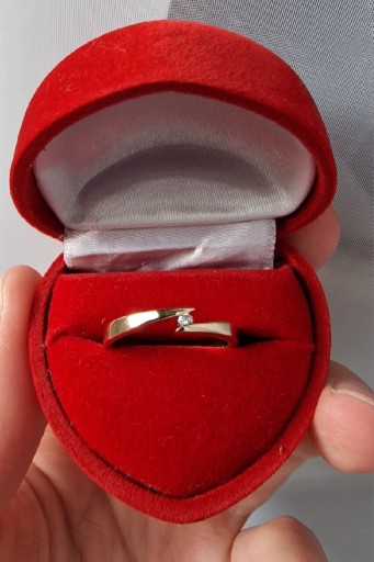 Zdjęcie oferty: Zloty pierścionek z diamentem