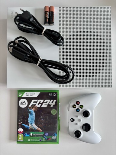 Zdjęcie oferty: Konsola Xbox One S 500GB, gra EA FC 24, pad, kable