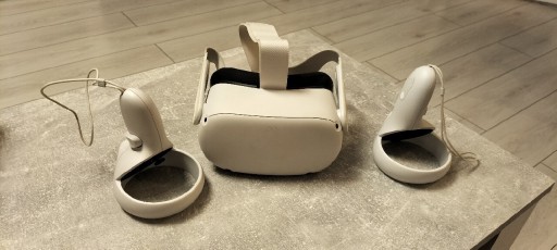 Zdjęcie oferty: Gogle VR Oculus Meta Quest 2 128GB + 2 kontrolery + ładowarka