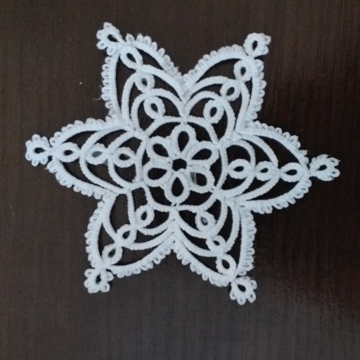 Zdjęcie oferty: Dekor na choinkę śnieżynka frywolitka biala 9.5 cm