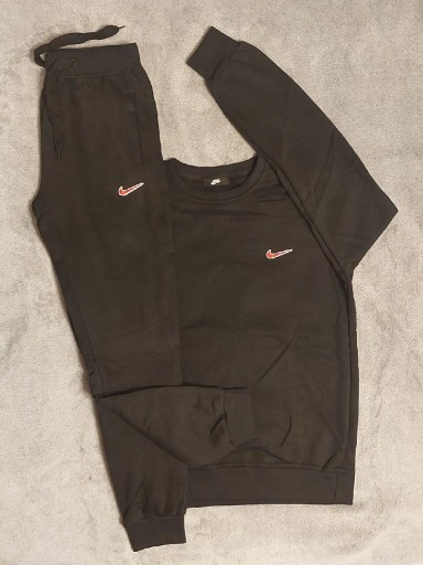 Zdjęcie oferty: Dresy męskie z czerwonym logo Nike.