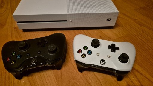 Zdjęcie oferty: Konsola xbox one S 500gb 2 pady