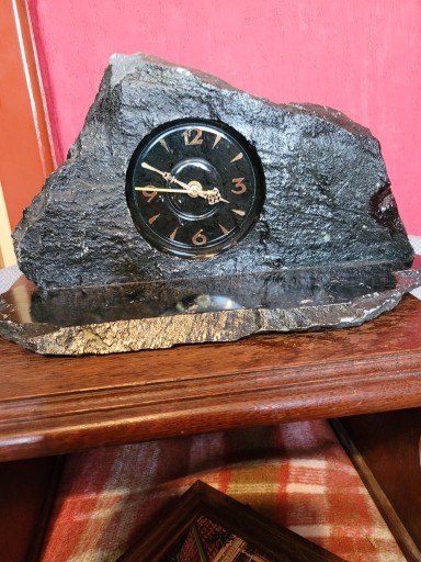 Zdjęcie oferty: Duży zegar stołowy z kamienia serpentynitu 