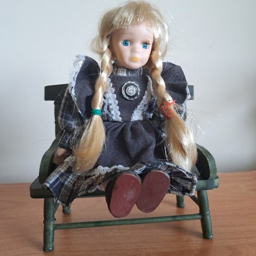 Zdjęcie oferty: Lalka porcelanowa z ławeczką