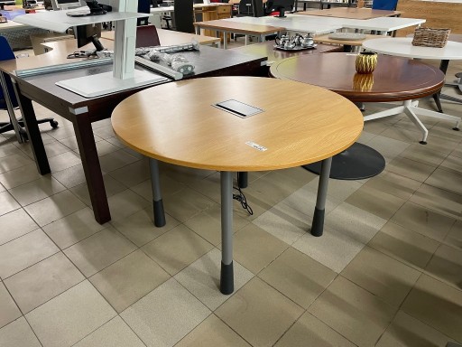 Zdjęcie oferty: Duży, okrągły stół ze zintegrowanymi portami
