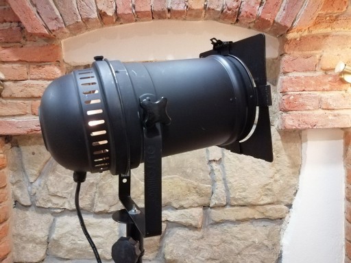 Zdjęcie oferty: Reflektor PAR 64 długi czarny + żarówka 1000W + ramka i filtr