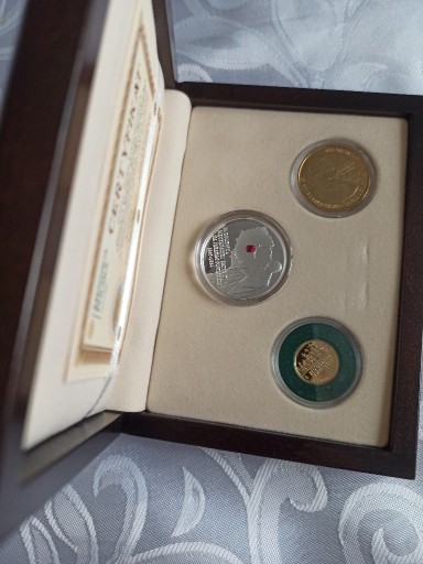 Zdjęcie oferty: Zestaw monet(Ag+Au) pamiątkowych Ks.J.Popiełuszki 