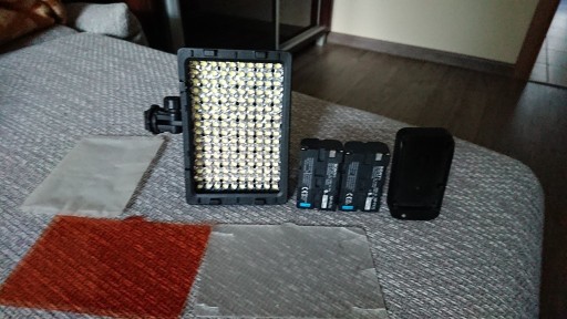 Zdjęcie oferty: Lampa CN 160 + 2 BATERIE SONY