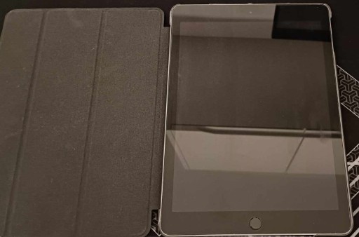 Zdjęcie oferty: Tablet Apple iPad (6th Gen) 9,7" 2GB / 32GB szary
