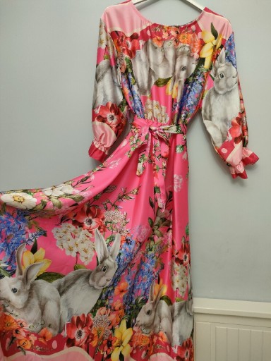 Zdjęcie oferty: Sukienka w króliki kwiaty wzory kolorowa fuksja