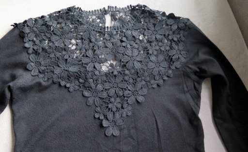 Zdjęcie oferty: Śliczny sweterek z koronkowym dekoltem, r. M