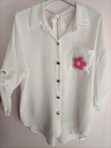 Zdjęcie oferty: Koszula biała z kwiatem i wiązaniem na plecach