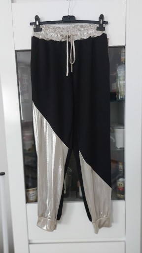 Zdjęcie oferty: Spodnie masełko czarne z wstawkami złotymi S14