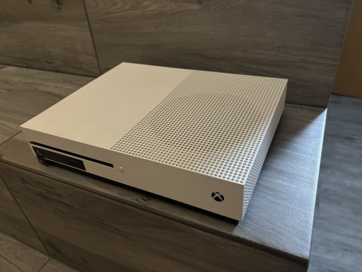 Zdjęcie oferty: Xbox one s 500 GB + 2 pady i 4 gry