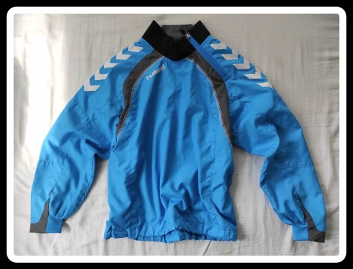 Zdjęcie oferty: Hummel niebieska kurtka dziecięca 128 cienka wiatr