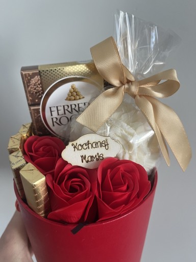 Zdjęcie oferty: słodki box prezent dzień mamy róże świeca