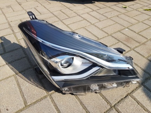 Zdjęcie oferty: Lampa przednia toyota yaris III lift