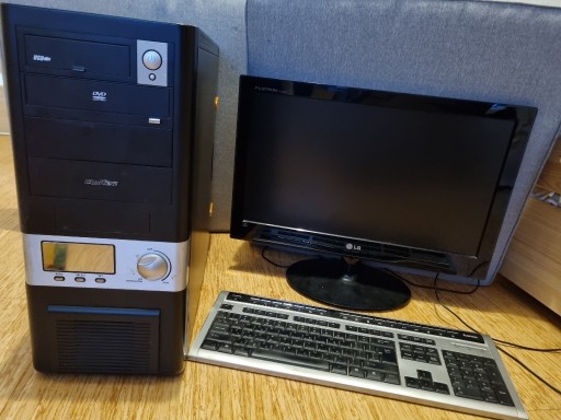 Zdjęcie oferty: Komputer stacjonarny z klawiaturą i monitorem