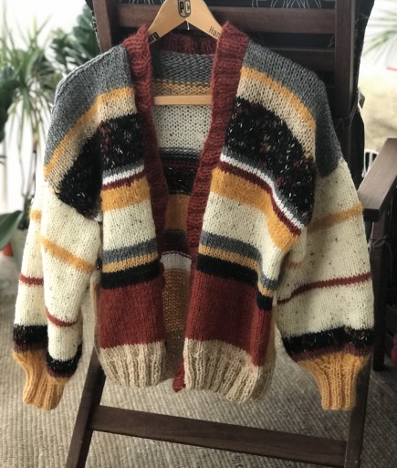 Zdjęcie oferty: Krótki kardigan sweter zrobiony na drutach pasy