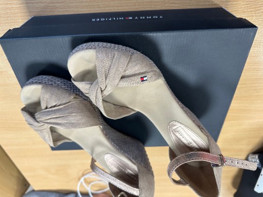 Zdjęcie oferty: Buty Tommy Hilfiger, rozmiar 39