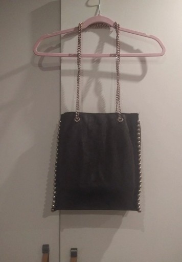 Zdjęcie oferty: Czarna torebka z koralikami i łańcuchem - Zara.