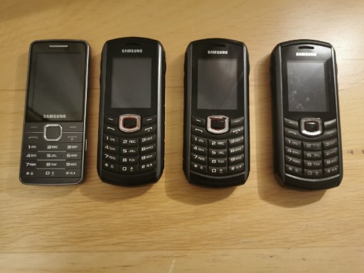 Zdjęcie oferty: SAMSUNG 4 telefony B2710 i S5610 z bateriami 