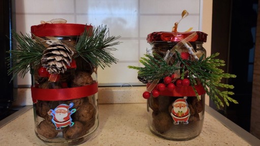 Zdjęcie oferty: Śliczne świąteczne słoiczki z orzechami włoskimi 