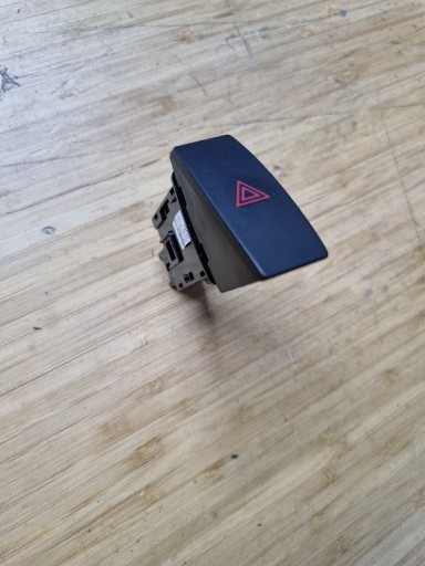 Zdjęcie oferty: Przycisk włącznik świateł awaryjnych Mazda 6 GH