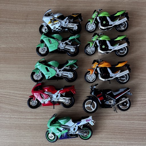 Zdjęcie oferty: Maisto Kawasaki 9 sz 1:12 Cena za zestaw (9 sz)