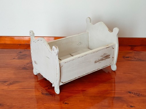 Zdjęcie oferty: Rekwizyt na sesje zdjęciowe drewniane łóżeczko
