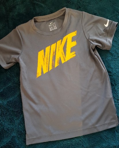 Zdjęcie oferty: Koszulka chłopięca Nike 116-122